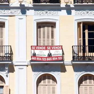 cartel de inmobiliaria doble