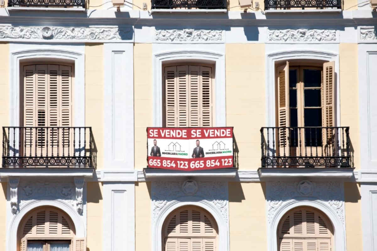 cartel de inmobiliaria doble